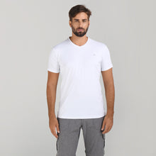 Lataa kuva gallerian katseluohjelmaan, Model Front: Uv Line Fitness-Top Sport Fit Mas Branco Upf50+
