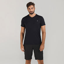 Lataa kuva gallerian katseluohjelmaan, Model Front: Uv Line Fitness-Top Sport Fit Mas Preto Upf50+

