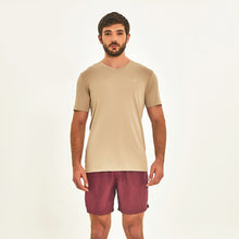 Lataa kuva gallerian katseluohjelmaan, Model Front: Uv Line Fitness-Top T-Shirt Sport Fit Areia Upf50+
