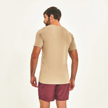 Lataa kuva gallerian katseluohjelmaan, Model Back: Uv Line Fitness-Top T-Shirt Sport Fit Areia Upf50+
