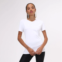 Lataa kuva gallerian katseluohjelmaan, Model Front: Uv Line Fitness-Top T-Shirt Sport Fit Branco Upf50+
