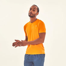Lataa kuva gallerian katseluohjelmaan, Model Front: Uv Line T-Shirts Für Herren T-Shirt Sport Fit Orange Upf50+
