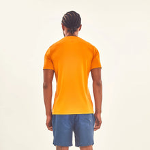 Lataa kuva gallerian katseluohjelmaan, Model Back: Uv Line T-Shirts Für Herren T-Shirt Sport Fit Orange Upf50+
