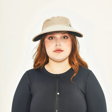 Lataa kuva gallerian katseluohjelmaan, Model Front: Uv Line Mützen Visor Capri Colors Areia Preto
